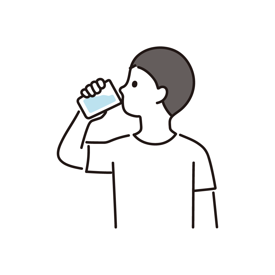 水を飲む男性