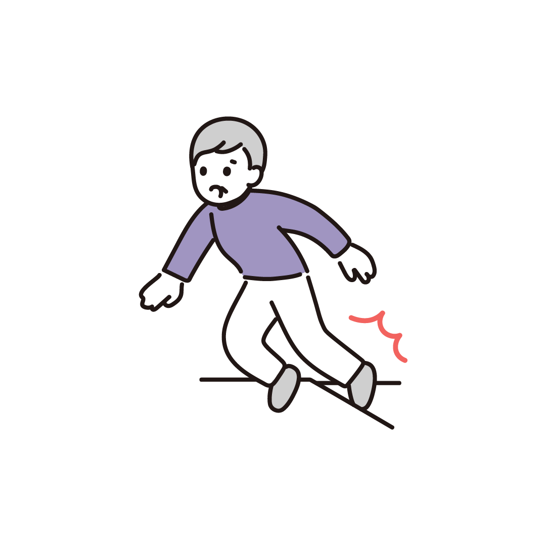 段差につまずくシニア女性